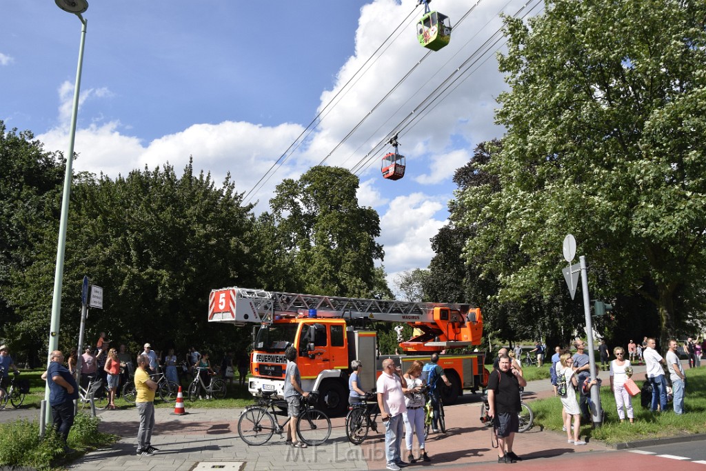 Koelner Seilbahn Gondel blieb haengen Koeln Linksrheinisch P033.JPG - Miklos Laubert